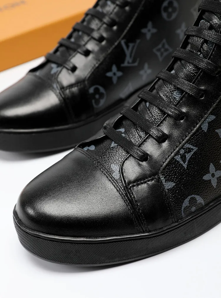 Factory price: 400💰LV official website popular series 🇮🇹🇮🇹1:1 production, selected high-end imported cowhide, sheepskin padding inside sheepskin, paired with Louis Vuitton Monogram Ecli men's shoes 💰se canvas and pure black rubber soles, the ultimate simple design, the perfect interpretation of the latest inspiration for shoes, the integration of classics and fashion, 🔍🔍high quality, worthy of your possession. The bottom car line will never be unglued. Sellers are welcome to sell as shown in the picture above. We can send one piece on behalf of you. The code number is 38-44 (45 codes can be customized)